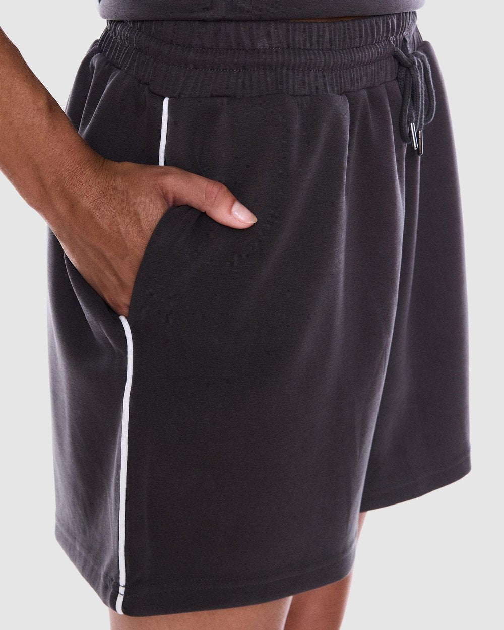 Sana Relaxed Short - Charcoal