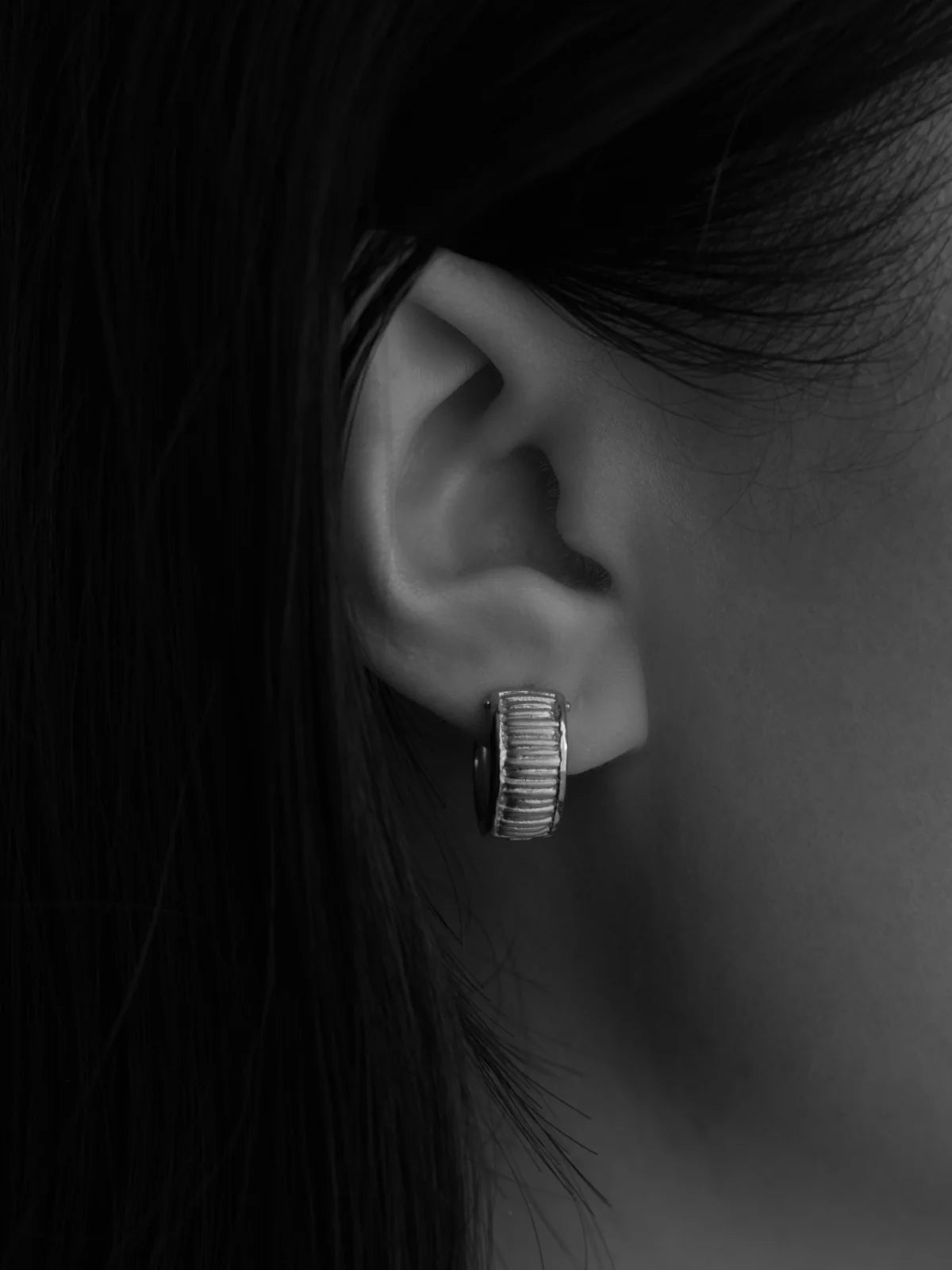 Arete Wide Huggies Earrings - Silver