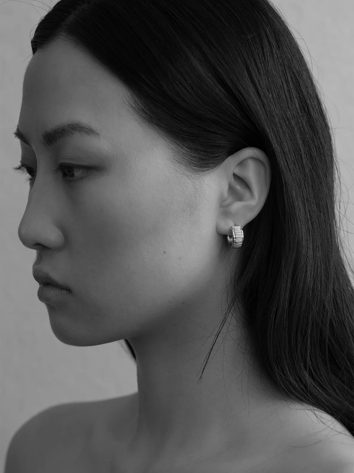 Arete Wide Huggies Earrings - Silver